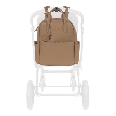 Mochila castanha com fecho e bolsos laterais numa estrutura translúcida