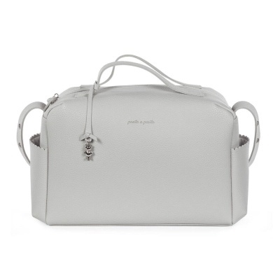 Bolsa cinzenta clara em couro sintético com textura granulada e detalhes metálicos