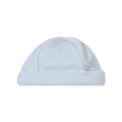 Gorro de bebê azul claro dobrado sobre fundo branco