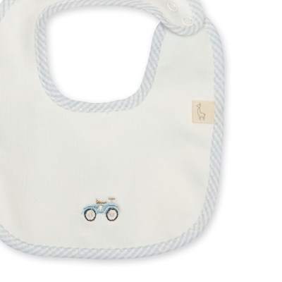 Babete branco com bordado de carrinho azul e borda riscada azul claro