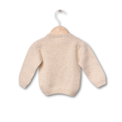 Camisola bege de malha com mangas compridas, pendurada