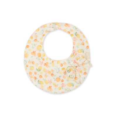 Babete redonda com padrão de frutas pastel e laço decorativo.