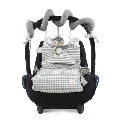 cadeira de bebé preta com almofada e manta vichy cinzento e branco e arco de brinquedos com pinguim e peixes