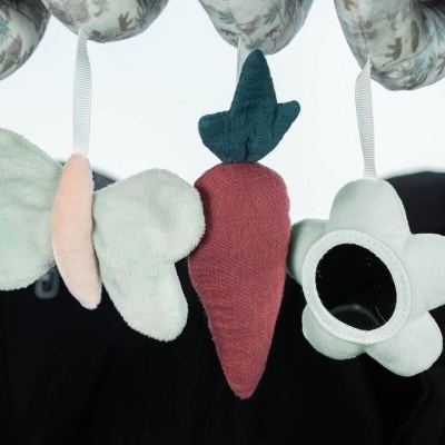 móbile infantil tecido verde claro, rosa, vermelho e verde escuro