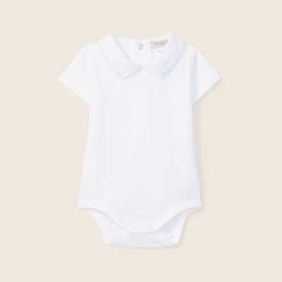 Body branco de bebé com gola bordada azul claro