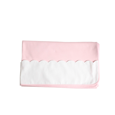 Manta de bebê rosa claro com detalhe branco texturizado