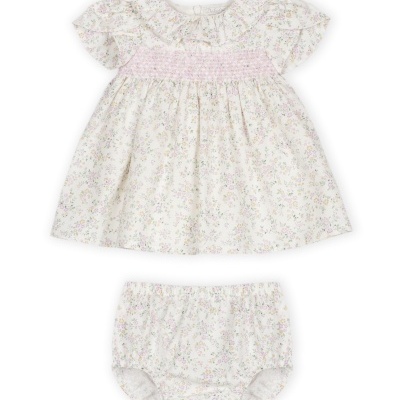 Conjunto de bebé com padrão floral delicado e folhos.