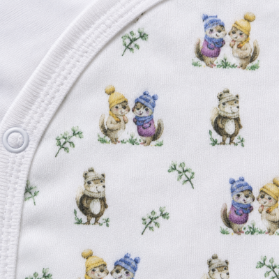 Tecido branco com padrão de animais com gorros e cachecóis coloridos e plantas verdes