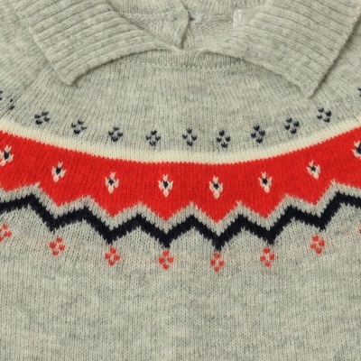 Camisola de malha cinzenta com padrão geométrico colorido e gola redonda