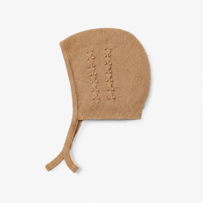 Gorro tricotado cor camel com tiras para amarrar