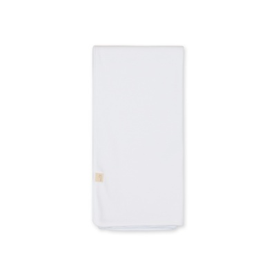 Toalha branca dobrada com etiqueta beige