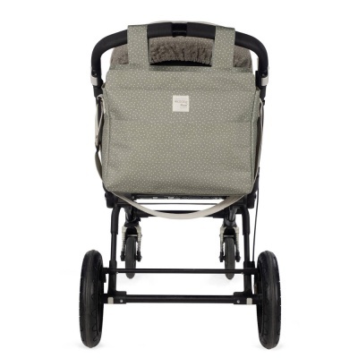 Carrinho de bebé com sacola cinza de bolinhas e estrutura preta