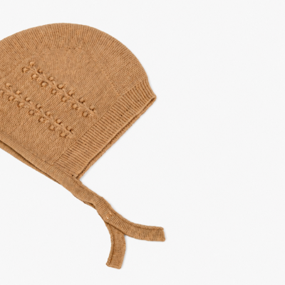 Gorro de malha castanho claro com padrão texturizado e fitas para atar.