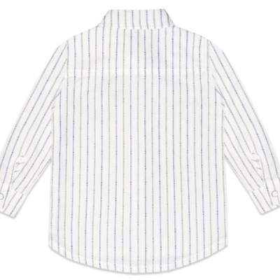 Camisa branca de manga comprida com riscas verticais azuis e vermelhas vista de costas