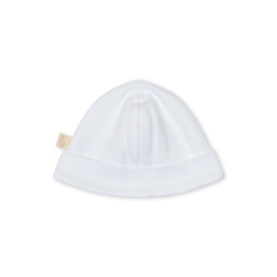 Gorro branco de tecido macio com dobra na base e etiqueta bege com desenho.
