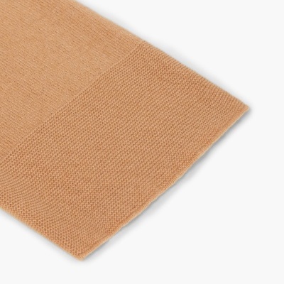 Detalhe de tecido malha castanho claro com duas texturas diferentes