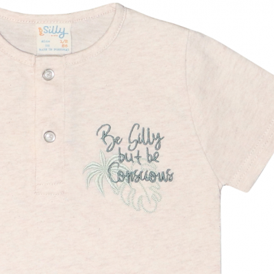 Camiseta infantil bege com bordado textual e botões frontais