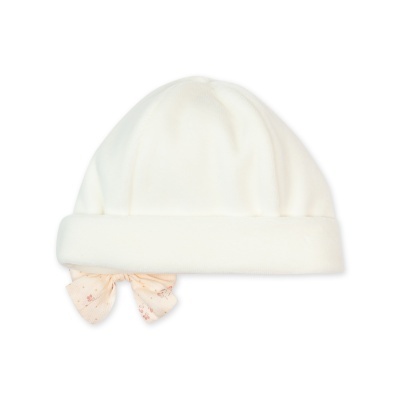 Gorro branco com laço cor de pêssego e padrão floral