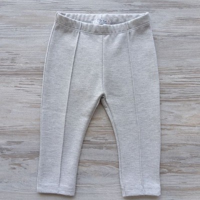 Calças de criança cinza claro com costuras verticais e etiqueta Dr Kid na cintura