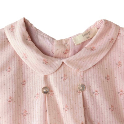 Blusa de bebé cor-de-rosa com flores pequenas e gola redonda