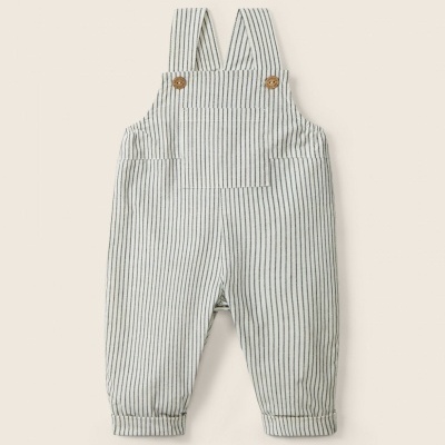 Macacão de bebé riscado branco e cinzento com botões de madeira e bolso frontal