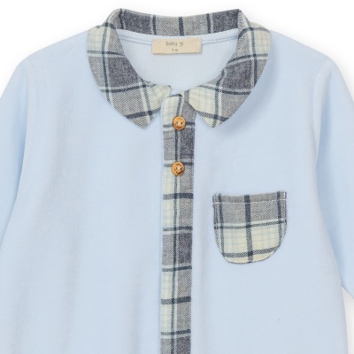 Camisa azul claro de bebé com gola e detalhes xadrez