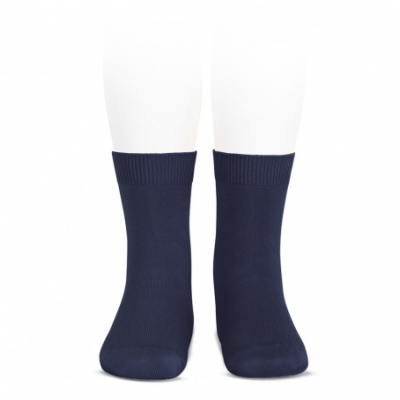 Par de meias azuis escuras de cano médio sobre manequim branco