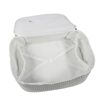 Mala de tecido azul e branco padrão xadrez aberta mostrando interior forrado branco com pontos