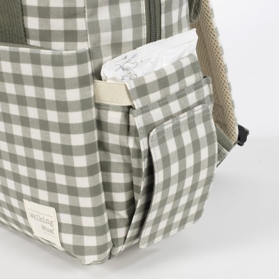 Mochila verde e branca com padrão quadrado, bolso lateral com pacote branco e etiqueta frontal