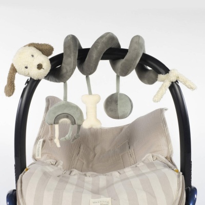 Brinquedo de bebé espiroide com pendentes e almofada numa alcofa