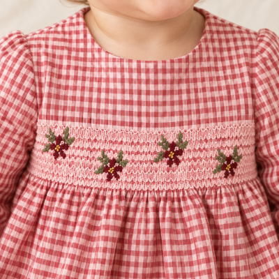 Vestido de bebé xadrez vermelho e branco com bordados florais no peito