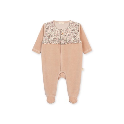 Pijama rosa para bebé com padrão floral e pés cobertos