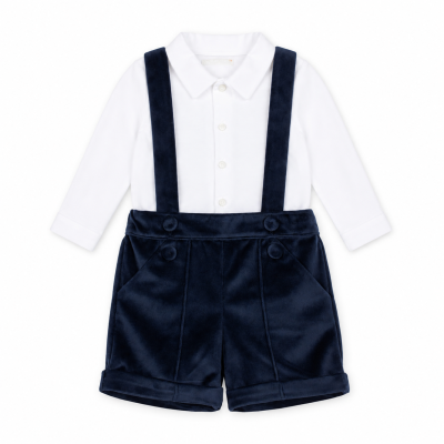 Conjunto infantil camisa branca e calções de veludo azul escuro com alças.