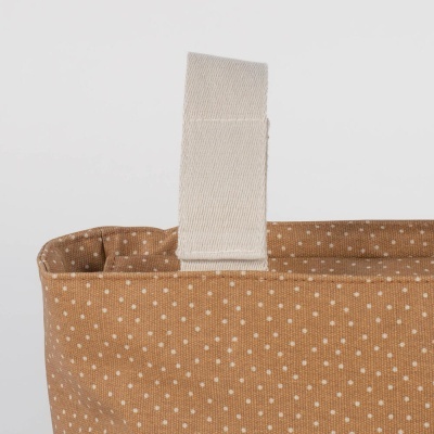 Bolsa de tecido castanho com pontos brancos e alça branca
