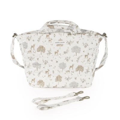 Mala com padrão de girafas e árvores em tecido branco