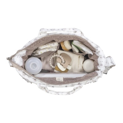 Mala aberta com itens de bebé organizados em tons neutros