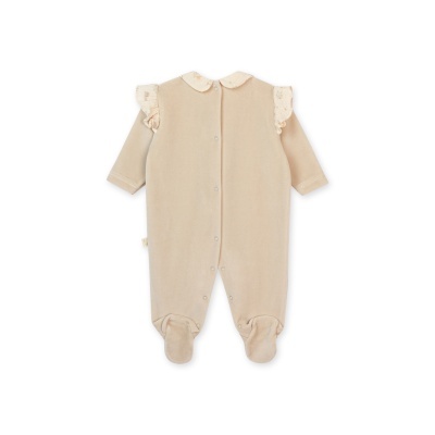 Pijama bege de bebé com botões e detalhes florais