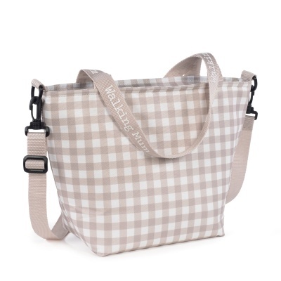Saco de tecido xadrez bege e branco com alças ajustáveis e texto 'Walking around'