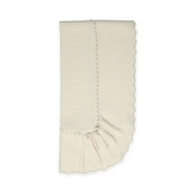 Manta de malha creme com textura e borda ondulada