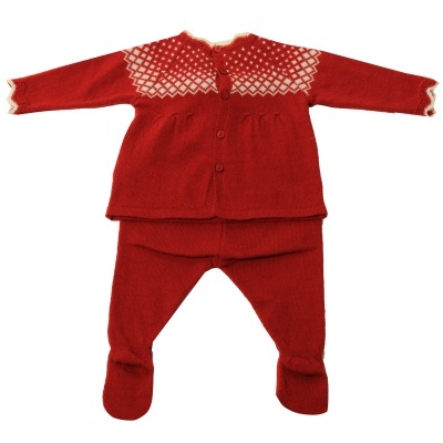 Conjunto de roupa de bebé vermelho com padrão branco e botões frontais