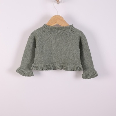 Camisola de malha verde-acinzentada para criança num cabide de madeira