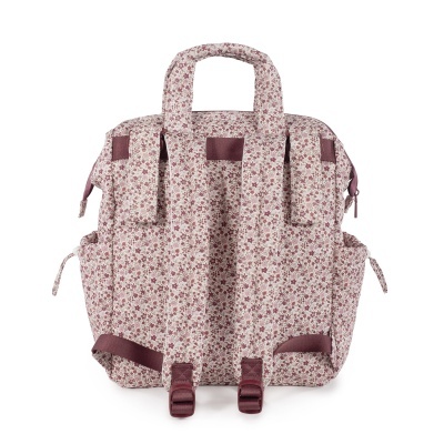 Mochila com padrão floral rosa e bordô, vista traseira com alças almofadadas e fecho de correr lateral.