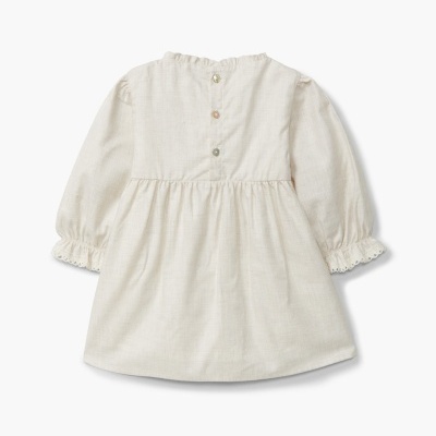 Vestido infantil cru com botões nas costas e renda nas mangas