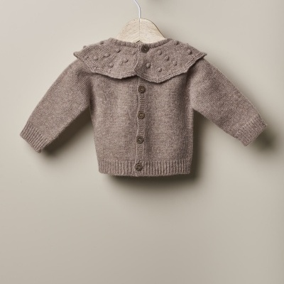 Casaco de malha castanho claro com botões e gola larga com textura de bolinhas