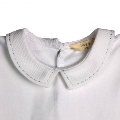 Blusa branca para bebé com gola texturizada e botão de pressão na gola