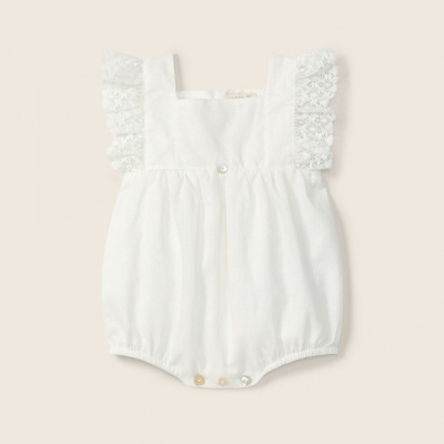 Macacão branco de bebé com folhos de renda nas mangas e botões coloridos