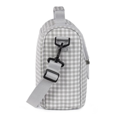 Mala xadrez cinza e branco vista lateral com alça ajustável