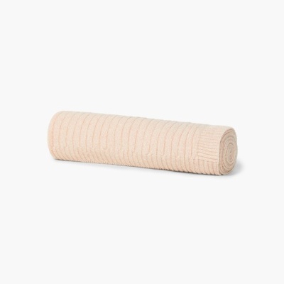 Rolo de malha creme enrrolado