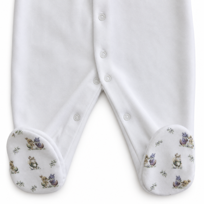 pijama de bebé branco com botões e padrão de animais nos pés