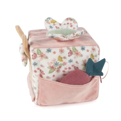 Brinquedo cubo de tecido floral com elementos coloridos e bolso rosa